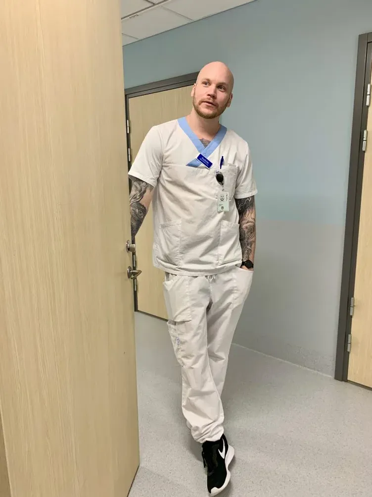 Joakim st&aring;r vid en d&ouml;rr i en korridor