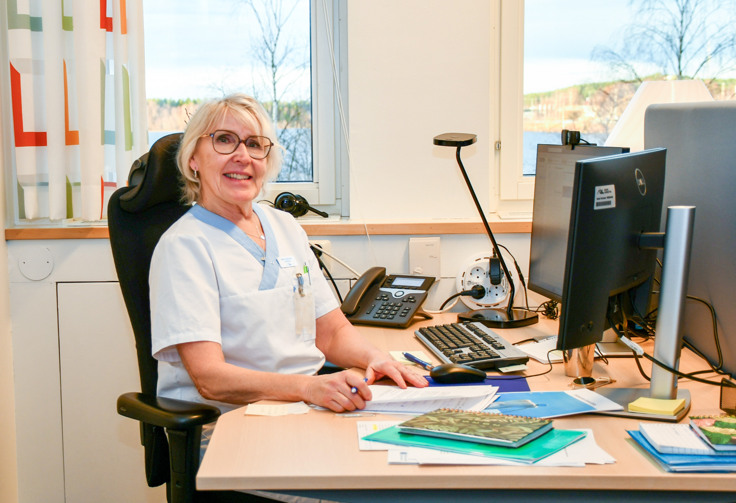 Helen Gustavsson vid ett skrivbord.