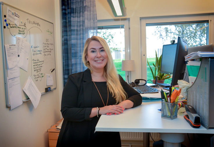Caroline tittar in i kameran.