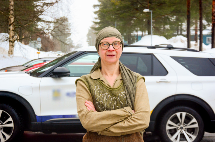 Anna Häggström står framför en  bil.