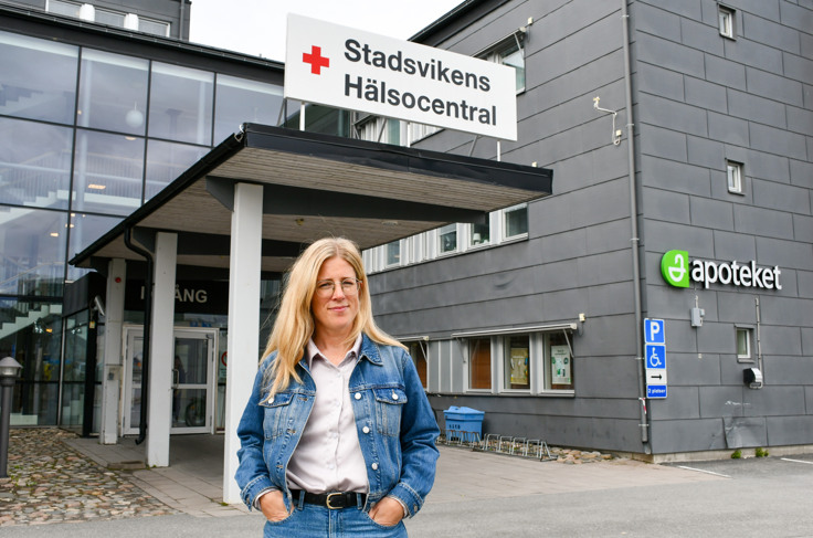 Stina Selberg framför Stadsvikens hälsocentral