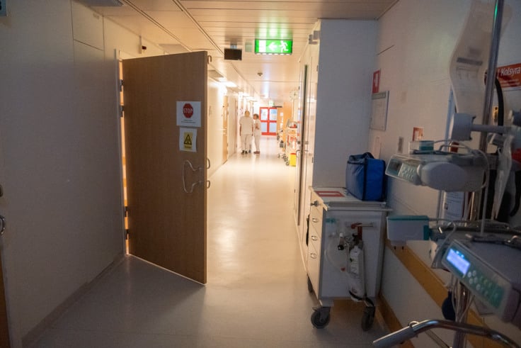 En sjukhuskorridor med medicinsk utrustning i.