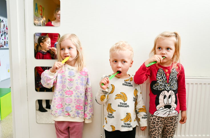 Barn p&aring; en f&ouml;rskola i &Ouml;jebyn borstar t&auml;nderna.