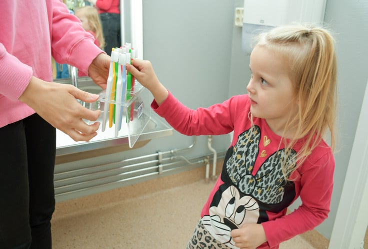 Barn p&aring; en f&ouml;rskola i &Ouml;jebyn borstar t&auml;nderna.