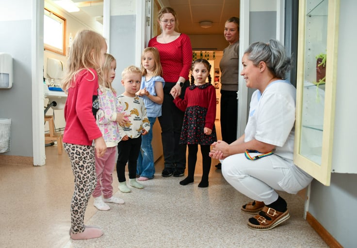Barn p&aring; en f&ouml;rskola i &Ouml;jebyn borstar t&auml;nderna.