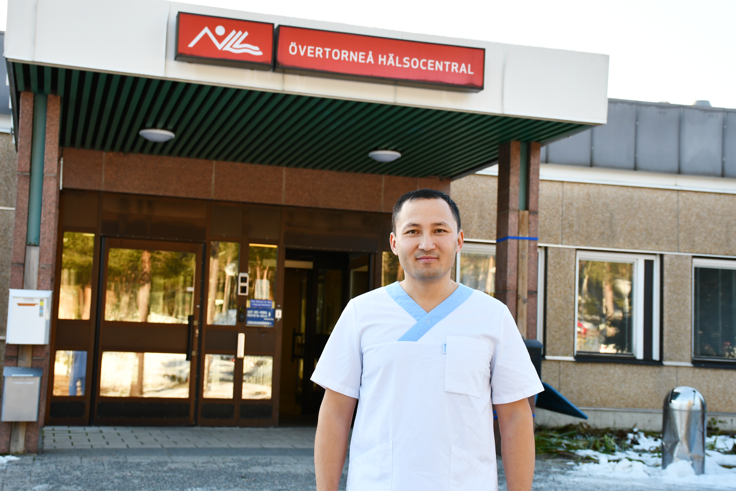 Ali utanför hälsocentralen.