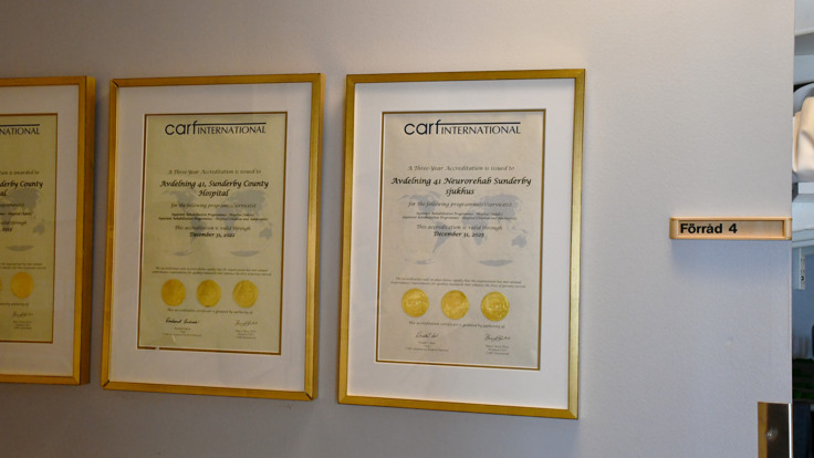 Tre inramade certifikat som h&auml;nger p&aring; en v&auml;gg.