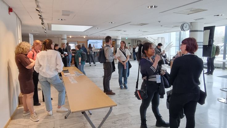 Konferensens deltagare samlas i receptionen till Regionhuset, Luleå.