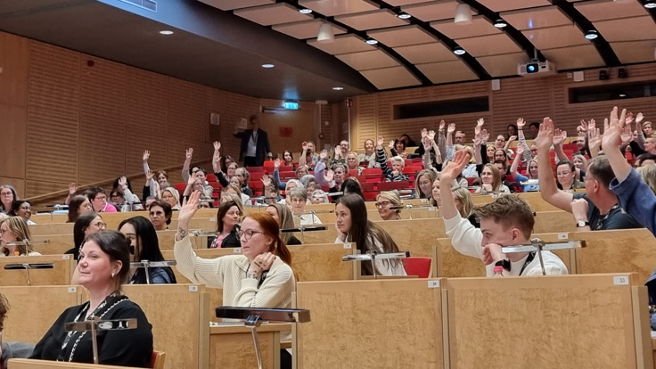 En grupp m&auml;nniskor som sitter i en f&ouml;rel&auml;sningssal.