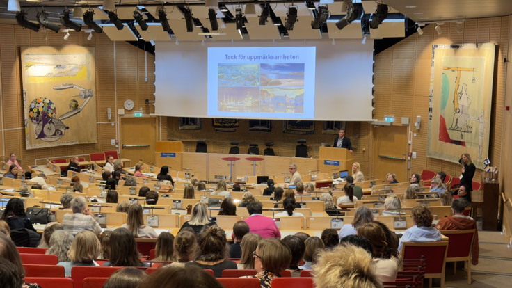 En grupp m&auml;nniskor som sitter i en f&ouml;rel&auml;sningssal.