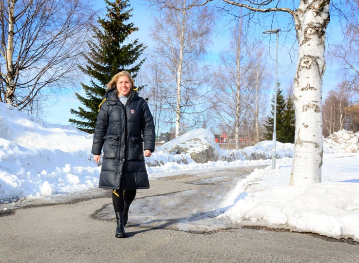 Ulrika Sundquist med t&auml;ckjacka utomhus.