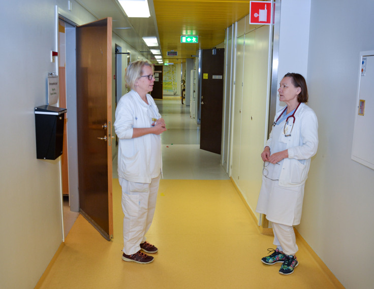 Två personer i en korridor.