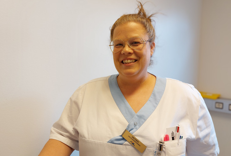 Viktoria i arbetskläder.