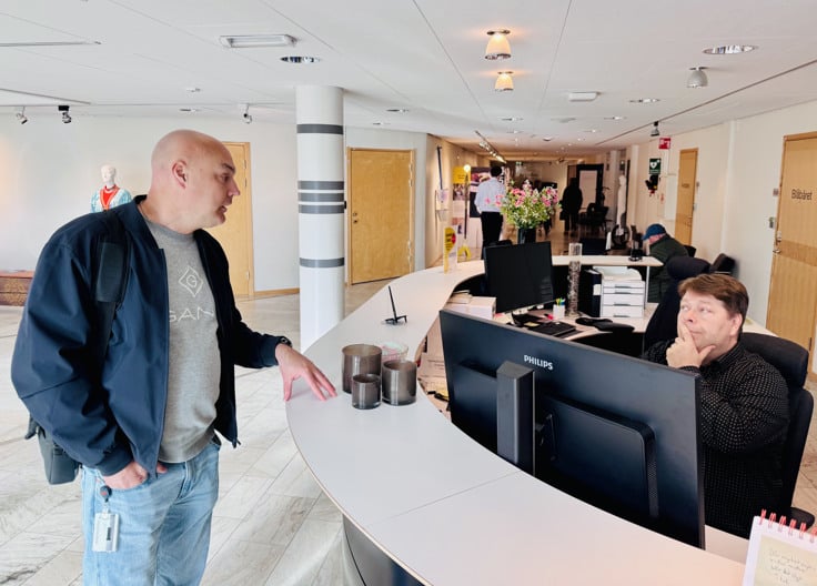 Niklas Larsson talar med Lars Hagstr&ouml;m i receptionen p&aring; Regionhuset.