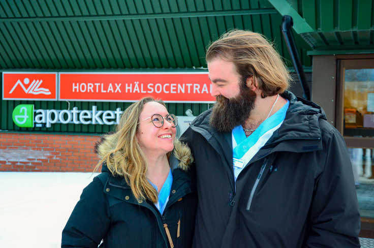 Alejandro och Isabel tittar p&aring; varandra.