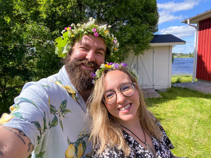 Alejandro och Isabel med blomsterkransar i håret.