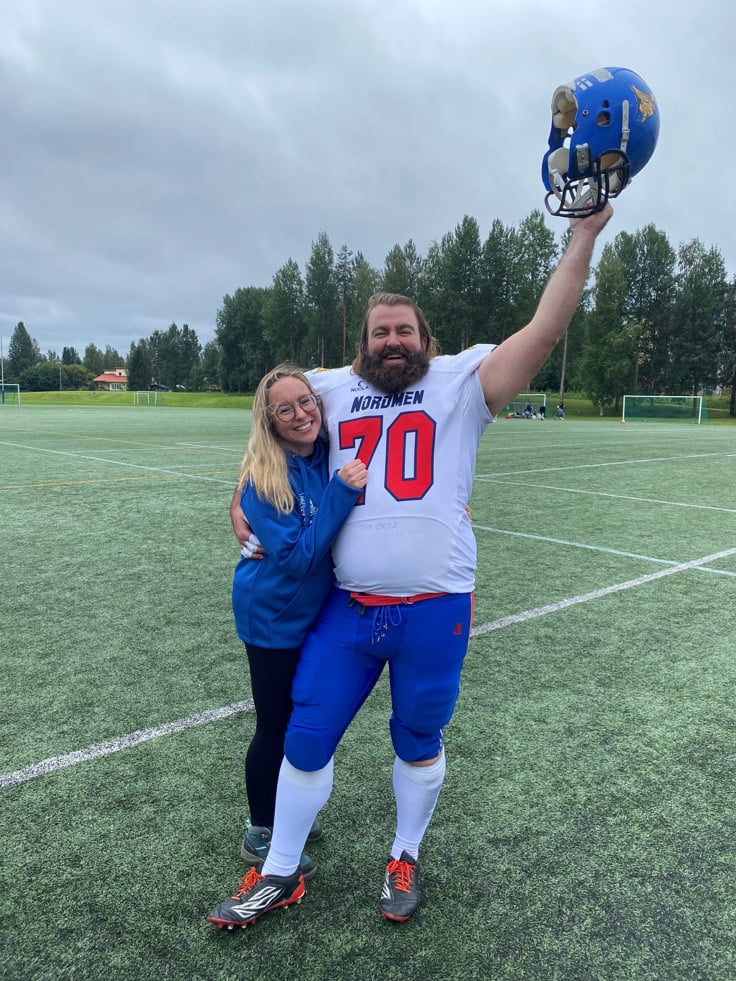 Isabel och Alejandro p&aring; en amerikansk fotbollsplan.