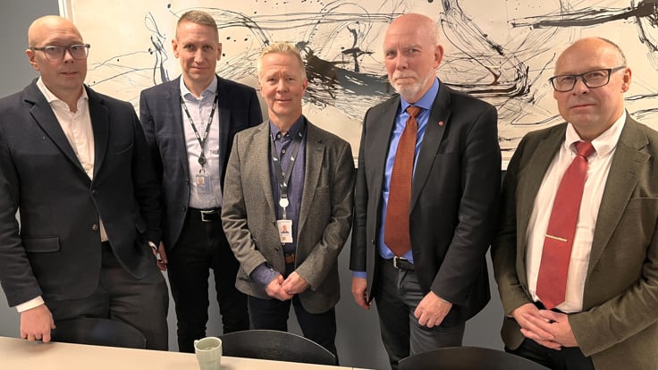 En grupp m&auml;n som st&aring;r bredvid varandra.