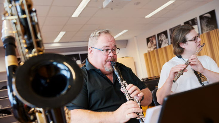 Janne musicerar.