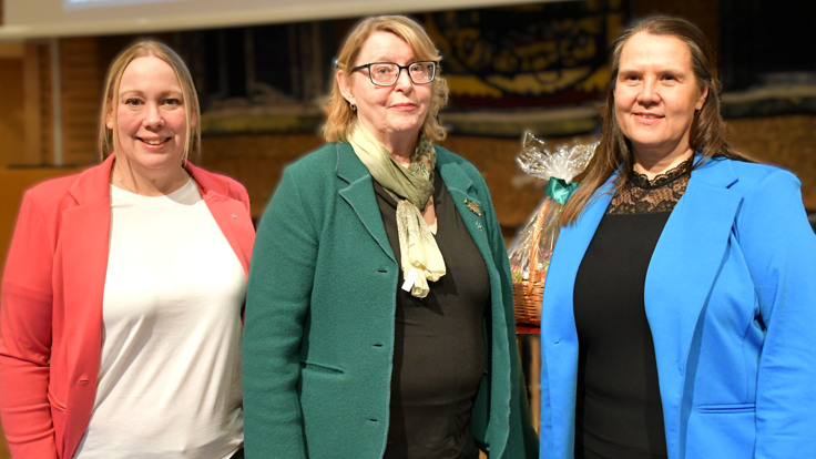 Camilla Friberg (s) regionr&aring;d, Birgitta Dahlb&auml;ck (c) regionr&aring;d och Malin Hemph&auml;l&auml;, verksamhetschef f&ouml;r Barn- och f&ouml;r&auml;ldrah&auml;lsan. 