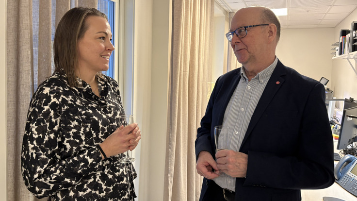 Johanna T&ouml;rm&auml;, verksamhetschef f&ouml;r forskning, utbildning och innovation och Glenn Bergg&aring;rd, (V), vice ordf&ouml;rande i regionstyrelsen.