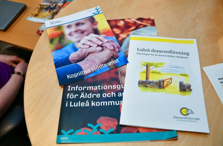 Informationsmaterial på ett bord.