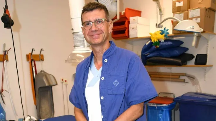 Przemyslaw Paradowski, ortoped, i arbetskläder