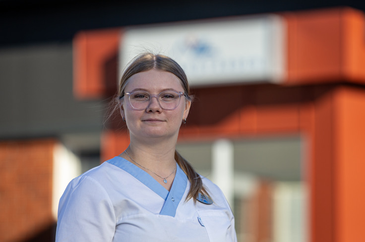 Tilde, l&auml;rling, tittar in i kameran