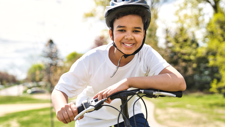 Ungdom som hänger vid sin cykel
