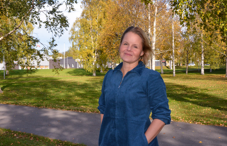 Maria Karlström utomhus, tittar in i kameran.