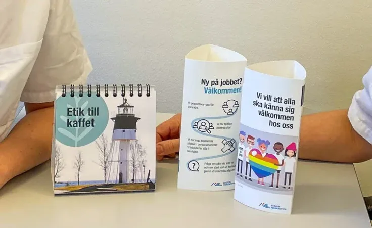 Etikinformation p&aring; ett bord.