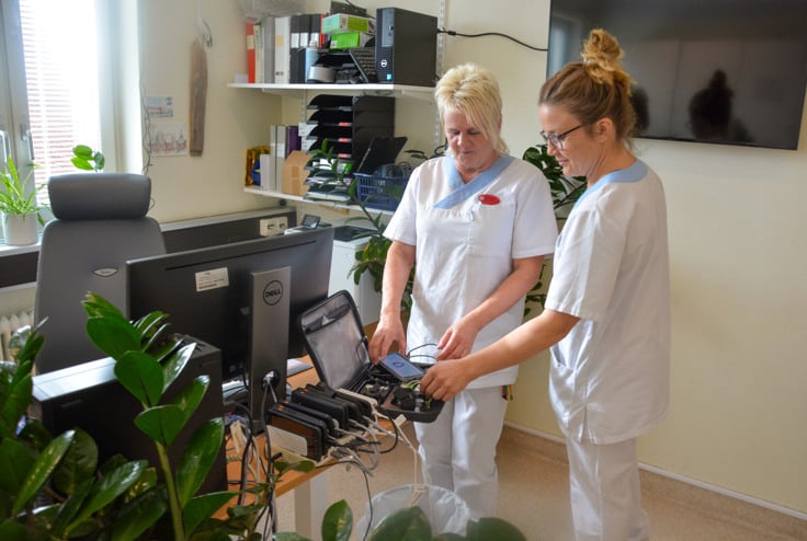 Riita Nyberg och Mari Huhtanen med snarkm&auml;tningsutrustning.