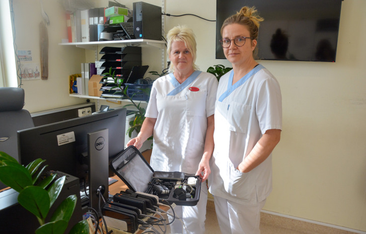 Riita Nyberg och Mari Huhtanen med mätutrustningen framför sig.