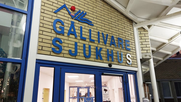 Fasaden p&aring; en byggnad d&auml;r det sitter en skylt.
