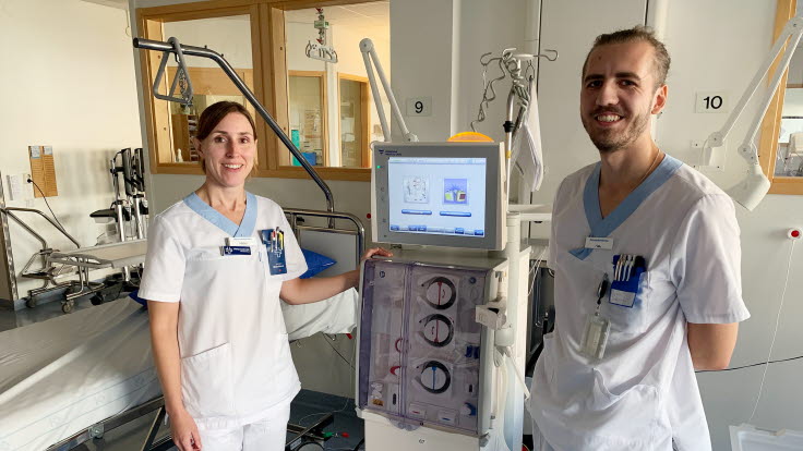 Dialyssjuksköterskorna Anna och Edvard står på varsin sida om en dialysmaskin.