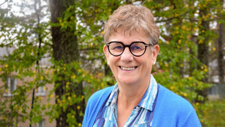 Gunvor utomhus, klädd i en blå kofta.