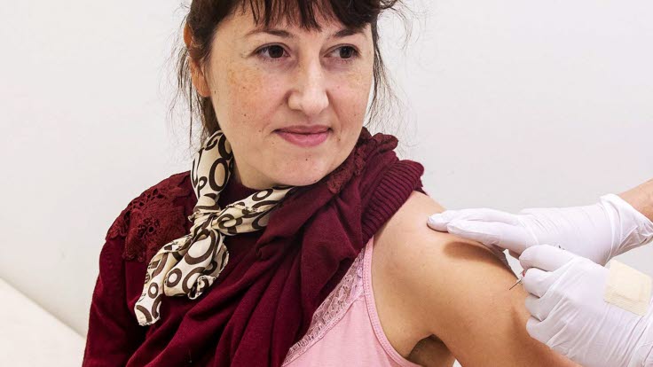 Kvinna som blir vaccinerad i armen