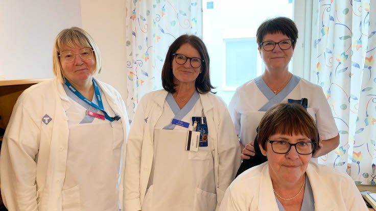 Fyra sjuksköterskor i ett undersökningsrum.