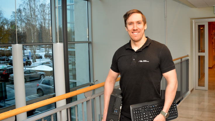 Niklas Andersson håller i dator och tangentbord.