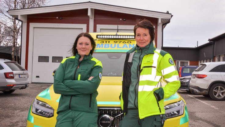 Linda Högberg och Anna Westin framför en ambulans.