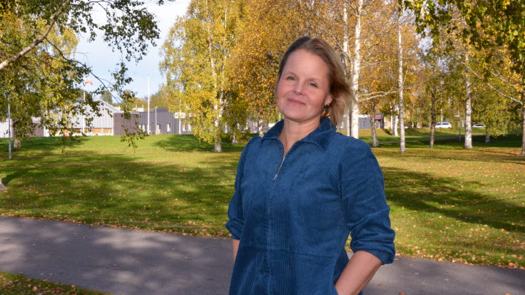 Maria Karlström utomhus, tittar in i kameran.