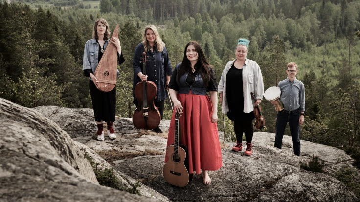 Fyra musiker står på Brännaberget
