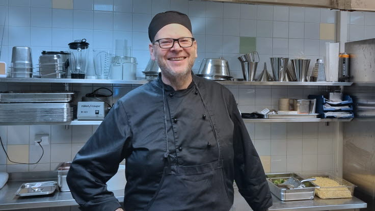 Mats Danielsson, kock och teamledare på Solsidan står i köksmiljö
