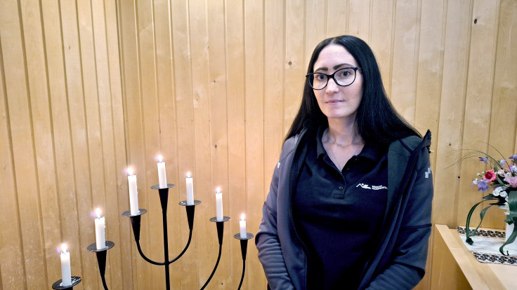 Porträtt av Lisa Markstedt framför ljusbäraren i visningsrummet