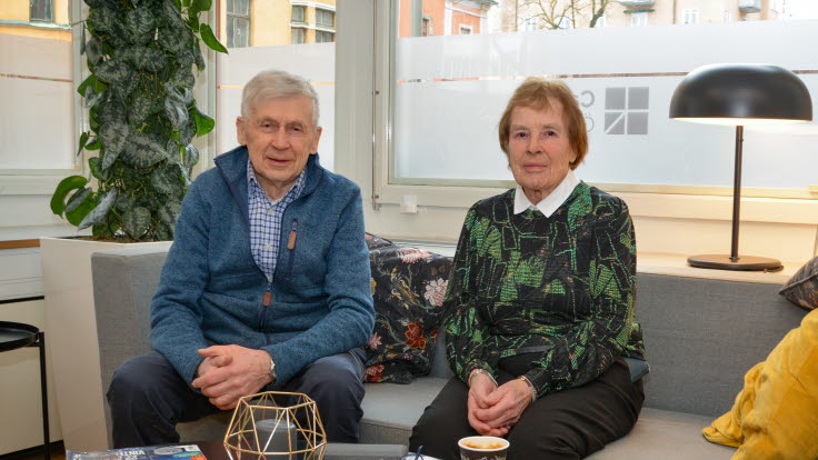 Lennart Englund och Ulla-Britt Jonsson i väntrummet efter operationen.