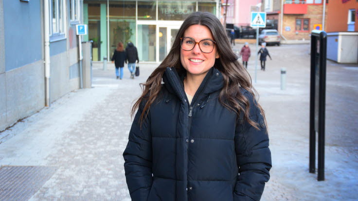 Johanna Lundberg utomhus, tittar in i kameran.