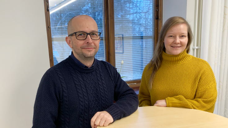 Läkaren László Tóth och sjuksköterskan Carina Kero Esberg står bredvid varandra vid ett runt ståbord.