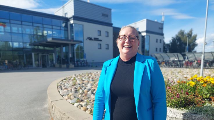 Porträtt av Malin Lundh utanför Regionhuset i Luleå.