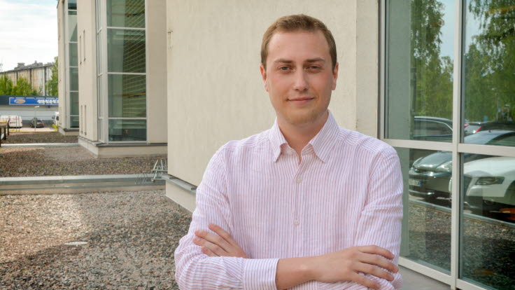 Emil Eriksson tittar in i kameran.
