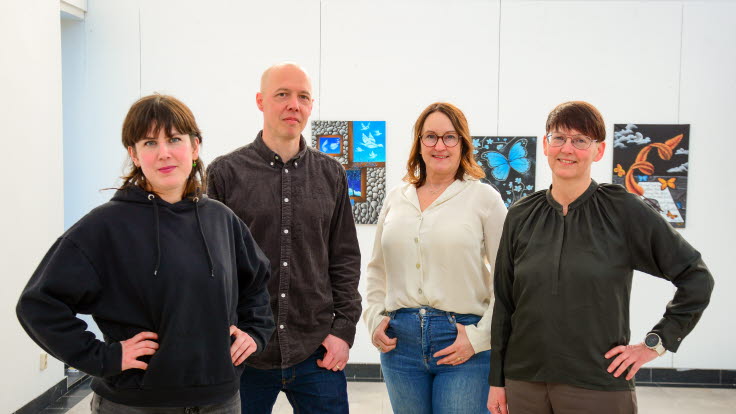 Karin Erixon, Elias Sandling, Susanne Lindquist och Catharina Ljungcrantz  står  framför målningar i konsthallen på Sunderby folkhögskola.